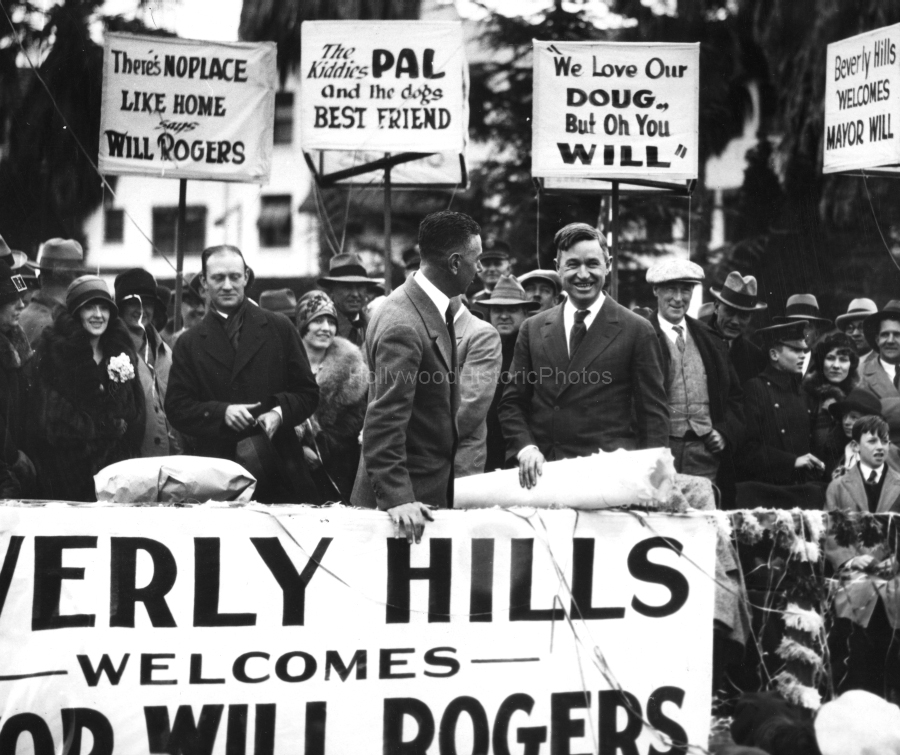 Will Rogers 1926 Being welcomed as Mayor of Beverly Hills wm.jpg